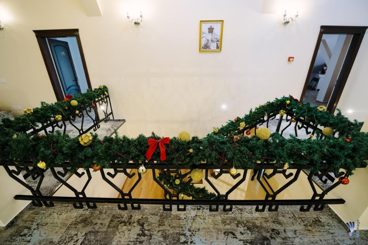 Petroşani Hotel La Belle Epoque מראה חיצוני תמונה