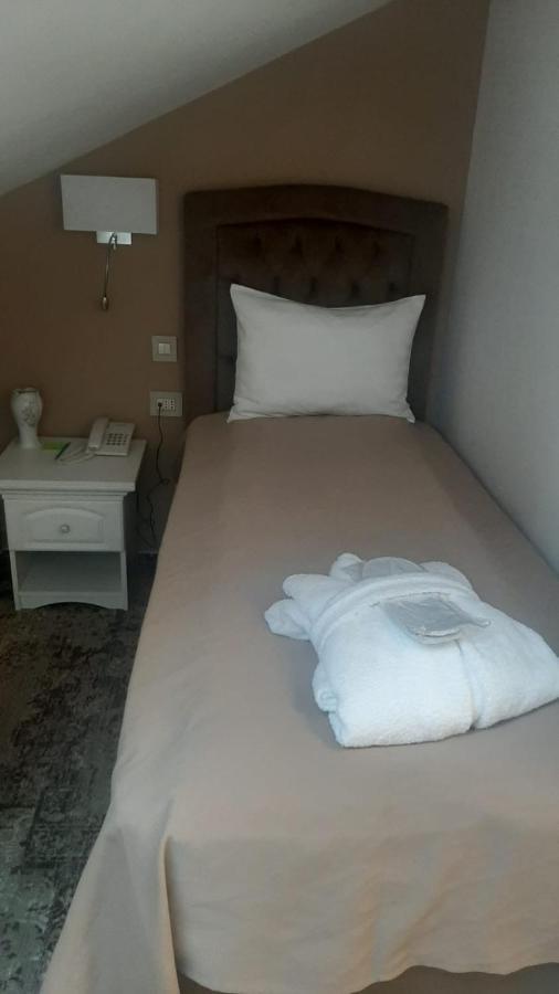 Petroşani Hotel La Belle Epoque מראה חיצוני תמונה